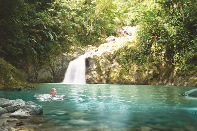Schwimmen am Wasserfall