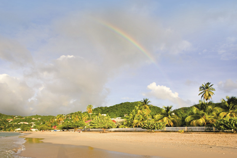Regenbogen �ber dem Strand