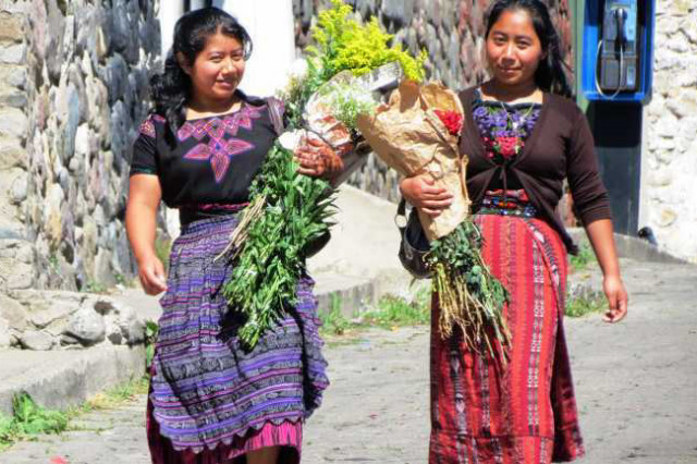 Indigenas mit Blumenstr�u�en